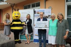Maitreya Gipser, Mutmach-Hummel Oya, Ulrike Baumann, Dr. Heinz Noftz, Elisabeth Frahm und Gabriele Pötschke (v. lks.) trafen sich zur Spendenübergabe.