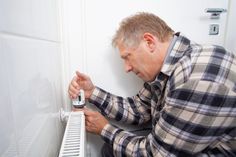 Bei der Heizungswartung übernimmt der Fachmann die ganze Arbeit. (Foto: epr/Institut für Wärme und Oeltechnik)