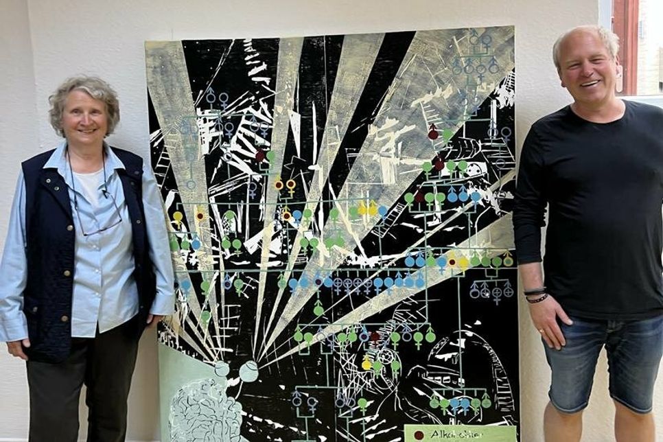 Mano Salokat bedankt sich bei der Künstlerin Karin Hilbers für die Dauerleihgabe.