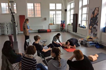 Gesundheit und Sicherheit stehen an höchster Stelle: Auch das Fitness Loft im Haus der Manufakturen in der Werftstraße 9 hat seit Kurzem einen Defibrillator.