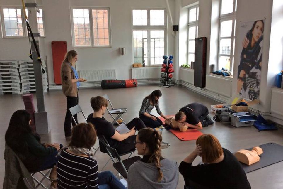 Gesundheit und Sicherheit stehen an höchster Stelle: Auch das Fitness Loft im Haus der Manufakturen in der Werftstraße 9 hat seit Kurzem einen Defibrillator.