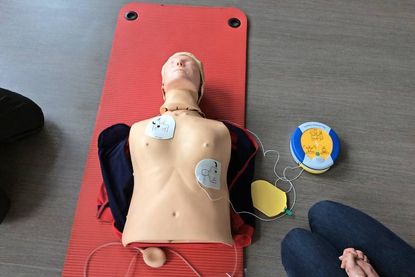 Gesundheit und Sicherheit stehen an höchster Stelle: Auch das Fitness Loft im Haus der Manufakturen in der Werftstraße 9 hat seit Kurzem einen Defibrillator.