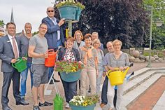 Mit Sponsoren, Gießpaten und Mitgliedern des Gemeinnützigen Bürgervereins gab Maria Starke (m.) jetzt den Startschuss für die diesjährige Aktion.