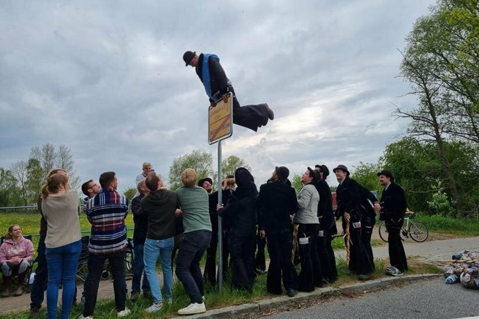 Zurück in die Stadt ging es für Felix per Klettereinsatz über das Ortsschild.