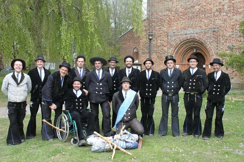 Kurz vor dem Ziel: Felix (Mi. mit Schärpe) machte noch einmal Rast an der Basilika in Altenkrempe. Hier heirateten seine Eltern und hier wurde er getauft.