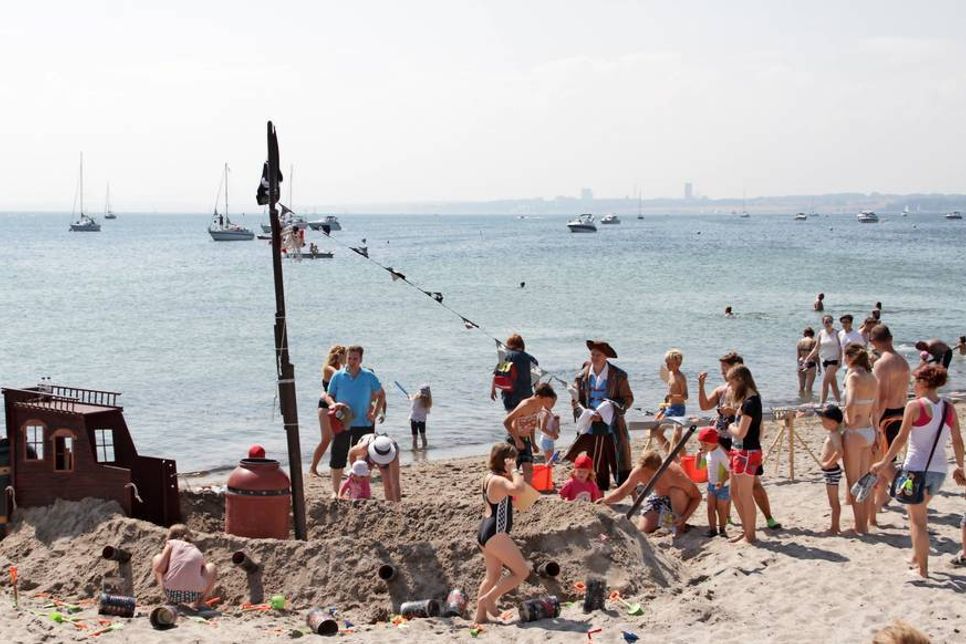 Gemeinsam mit Eltern und der Piratencrew bauten die Kinder ein großes Schiff aus Sand.