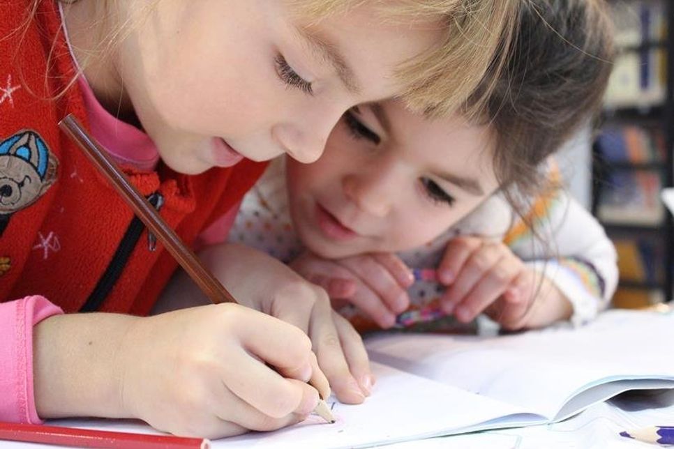Viele Schüler werden aktuell mit dem Auto zur Schule gebracht.