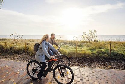 Bis in den Herbst hinein werden geführte Radtouren an der Lübecker Bucht angeboten.