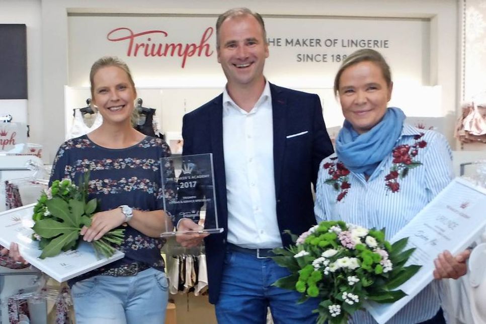 eska-Mitarbeiterinnen Tina Asmuß und Dorothee Mohr (v. lks.) mit Schulungsleiter Marcus Tofote.
