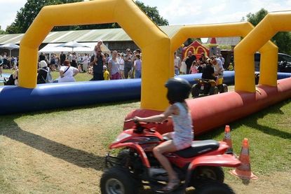 Wie die Großen konnten die Kinder auf einem echten Quad ihre Runden drehen.