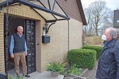 Jonny Rehder (li.) ist nur einer von vielen Menschen, die von den ehrenamtlichen Helfern der Sternsinger, wie hier Pastor Christoph Pfeifer, besucht werden und die sich gerade in dieser schwierigen Zeit über die so überbrachten Segenswünsche freuen, um neue Zuversicht zu schöpfen