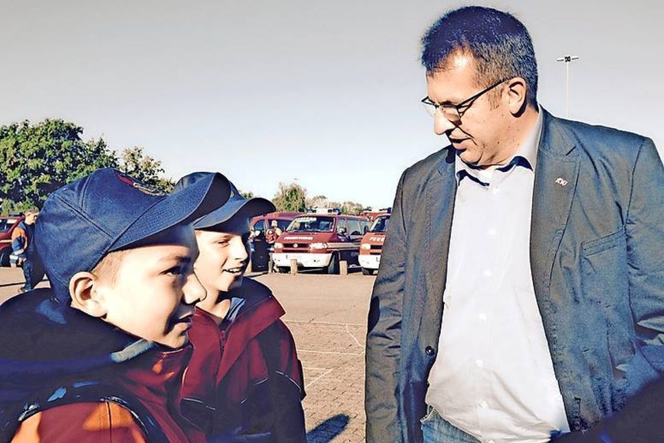 Keine Berührungsängste: Kaum war der Minister wieder auf dem Boden angekommen, wurde er mit Fragen bombardiert.