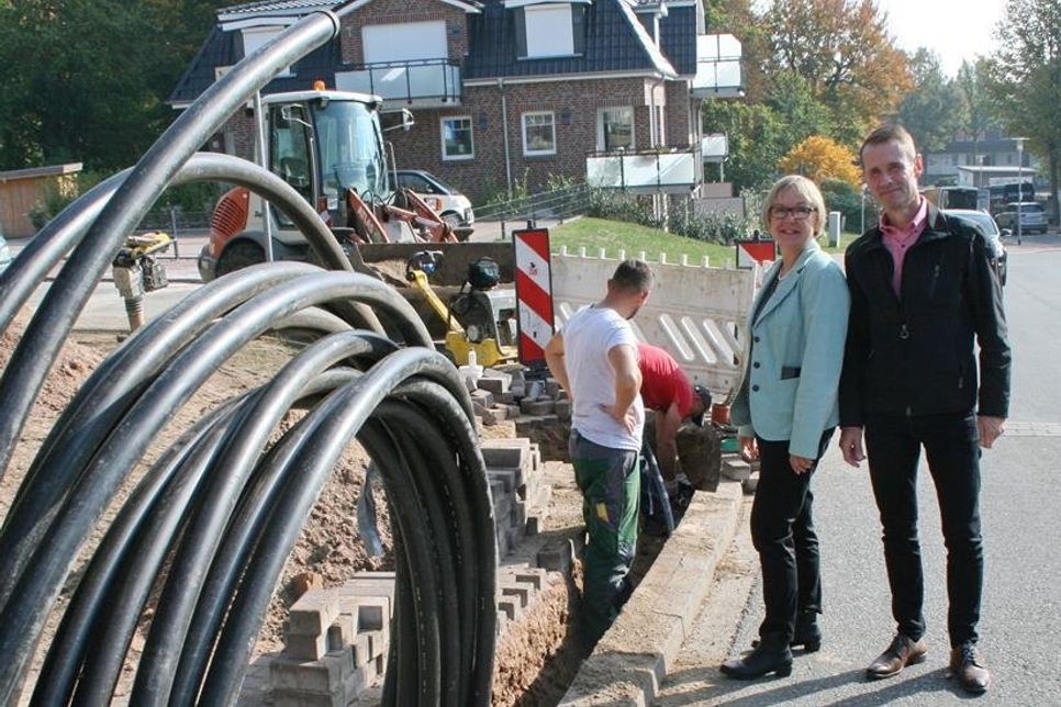 Den zügigen Ausbau im Blick: Stadtwerke Leiterin Vera Litzka und Leiter der Technik Michael Scherf auf der Baustelle für die Datenautobahn. (Foto: VS Media/Petra Grimm)