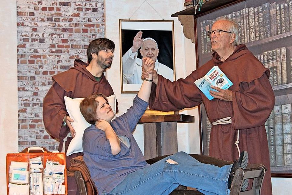 Die Kulturscheune Süsel startet mit „Lust un Leev in’t Kloster“ in die neue Spielzeit 2015/16.