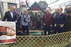 Eröffneten den Zwergenwald 2018: Bad Schwartaus Bürgermeister Dr. Uwe Brinkmann (v.l.), „Zwergenvater“ Rolf Kirsten, Kristina Görrissen (LUV Shopping), Rolf Niehuesbernd (Weihnachtsmarkt-Veranstalter), Gerhard Jansen (Bürgerverein), Janika Köhler (Stadt Bad Schwartau) und Klaus Nentwig (Bürgervereinsvorsitzender). (Foto: ews group)