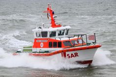In der Lübecker Bucht waren die Seenotretter der DGzRS-Station Grömitz mit dem Seenotrettungsboot „Hans Ingwersen“ im Einsatz für einen stark unterkühlten Mann, dessen Seekajak gekentert war.