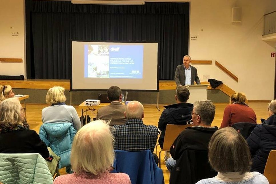 Tourismuschef Manfred Wohnrade begrüßte die Teilnehmerinnen und Teilnehmer im Klosterkrug in Cismar.