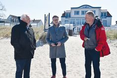 Der stellvertretende FDP-Bundesvorsitzende Wolfgang Kubicki (links) beim Gespräch mit FDP-Gemeindevertreter Sven Partheil-Böhnke (Mitte) und Hotelier Stephan Muuss vor seinem Hotel Atlantic in Niendorf/Ostsee.