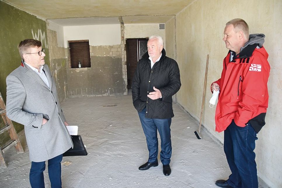 Stephan Muuss (rechts) lässt 15 Hotelzimmer in vier großzügige Ferienwohnungen umbauen und erklärt Wolfgang Kubicki und Sven Partheil-Böhnke (beide FDP) die Umbauarbeiten auf der Baustelle.