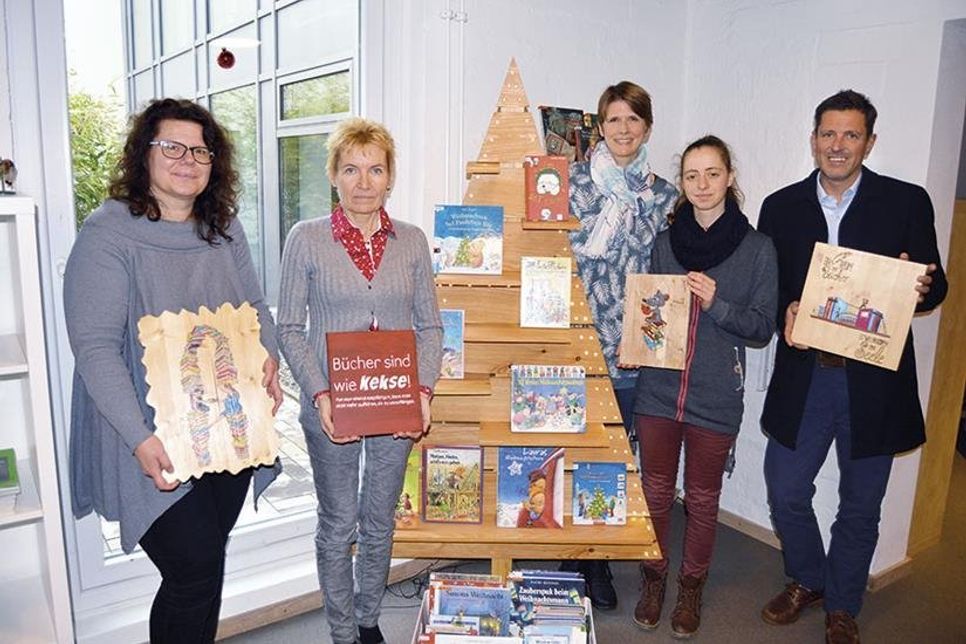 Präsentierten Teile der neuen Ausstellung (v.l.): Doreen Hartung (FAW), Schulleiterin Juliane Laube, Edda Thimm und Gen Gurfinkel (beide Gemeindebücherei) mit Ratekaus Bürgermeister Thomas Keller.   (Foto: Stefan Setje-Eilers)