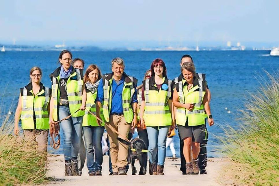 Während eines Einsatzseminares in Niendorf/Ostsee konnten Rettungshundeführer aus Nordrhein-Westfalen und Hamburg erfolgreich bei der Suche nach einem vermissten Jungen helfen. (Foto: hfr)
