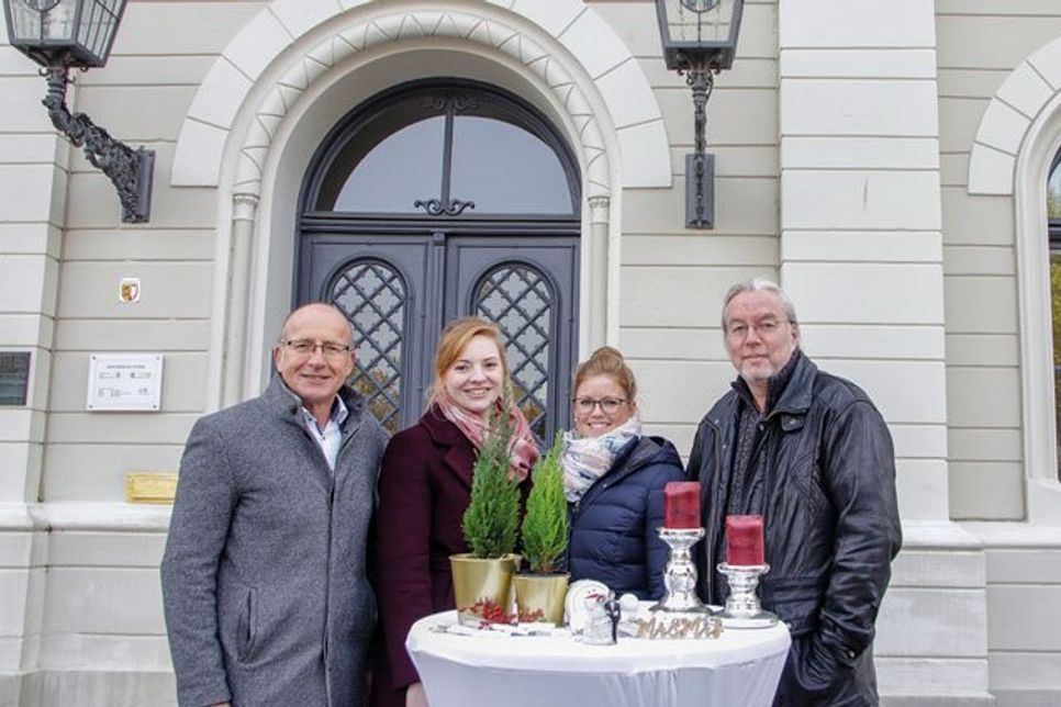 Bürgermeister Martin Voigt, Cora Brockmann, Stadtmarketing, Vanessa Kliese, Standesamt und Michael Metzig, Veranstalter des Oldenburger Weihnachtszaubers.