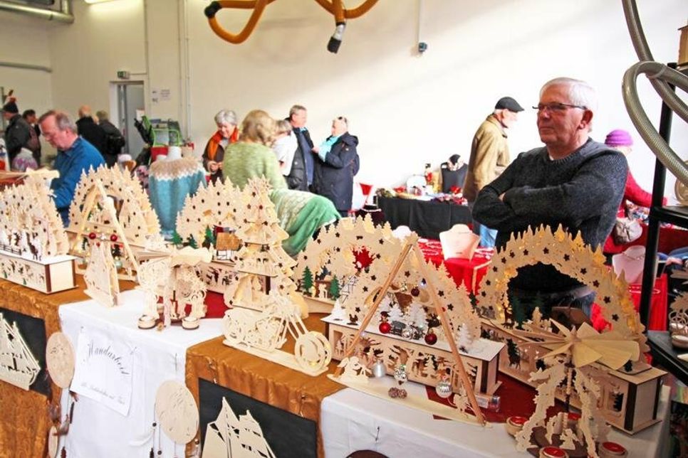 Eine Vielzahl von Ständen lockte zum Besuch der Fahrzeughalle.