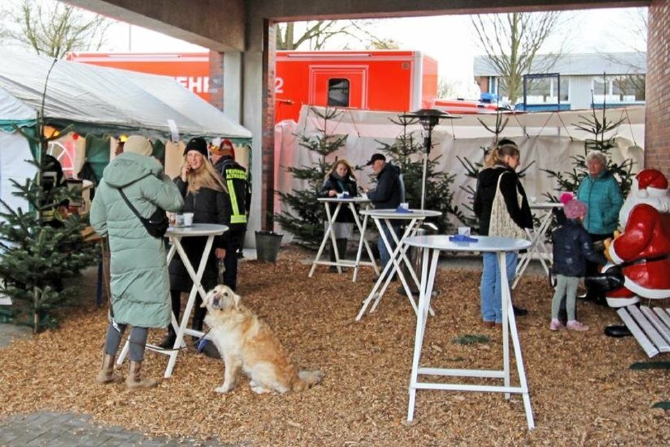Der gemütliche Punschstand lud zum Schauen und Verweilen ein.