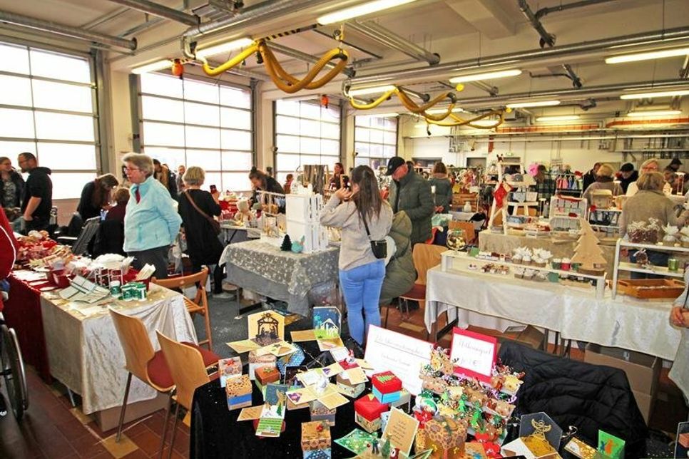 Eine Vielzahl von Ständen lockte zum Besuch der Fahrzeughalle.