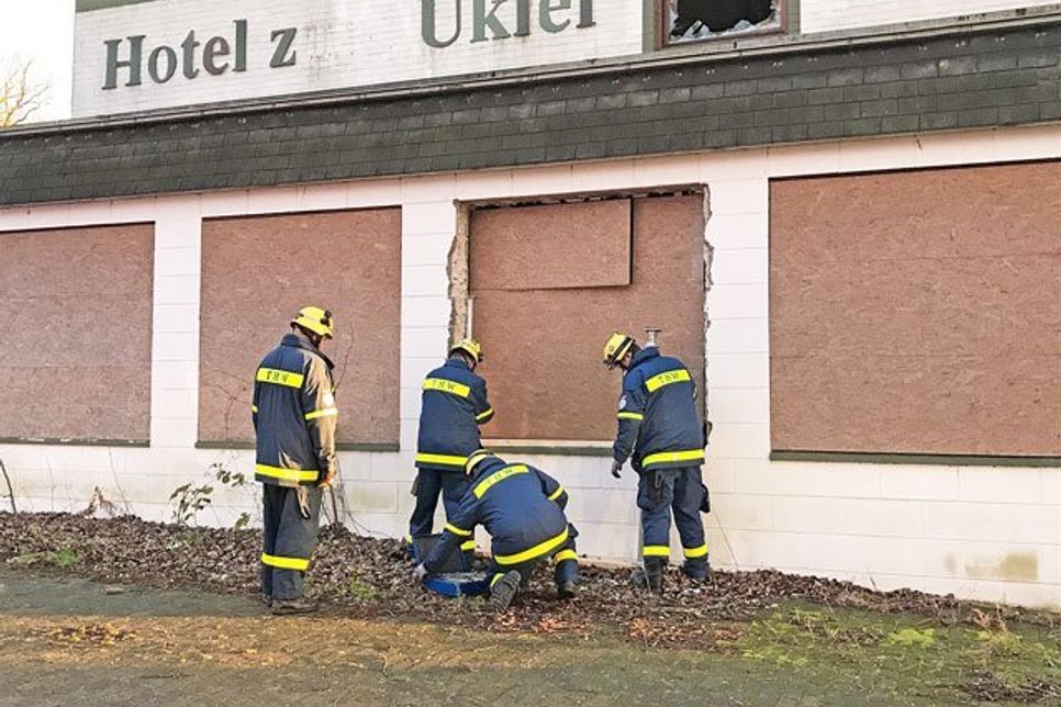 Nach Explosionen herrscht Einsturzgefahr – die Mitarbeiter vom THW kontrollierten und sicherten deshalb das Gebäude.