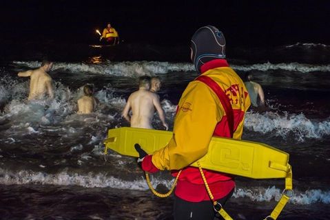 Für die ganz Mutigen geht‘s, wachsam begleitet von der DLRG, in die Ostsee.