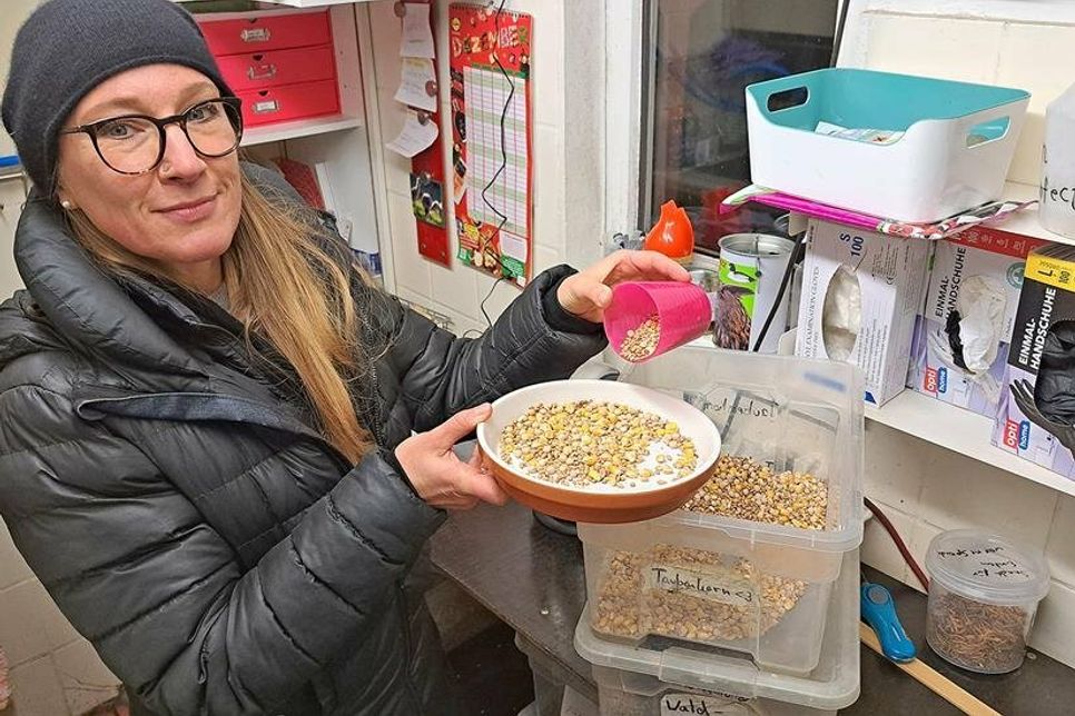 Verena Schneider gehört zum Ehrenamtler-Team und bereitet regelmäßig auch die Fütterung der tierischen Patienten vor.