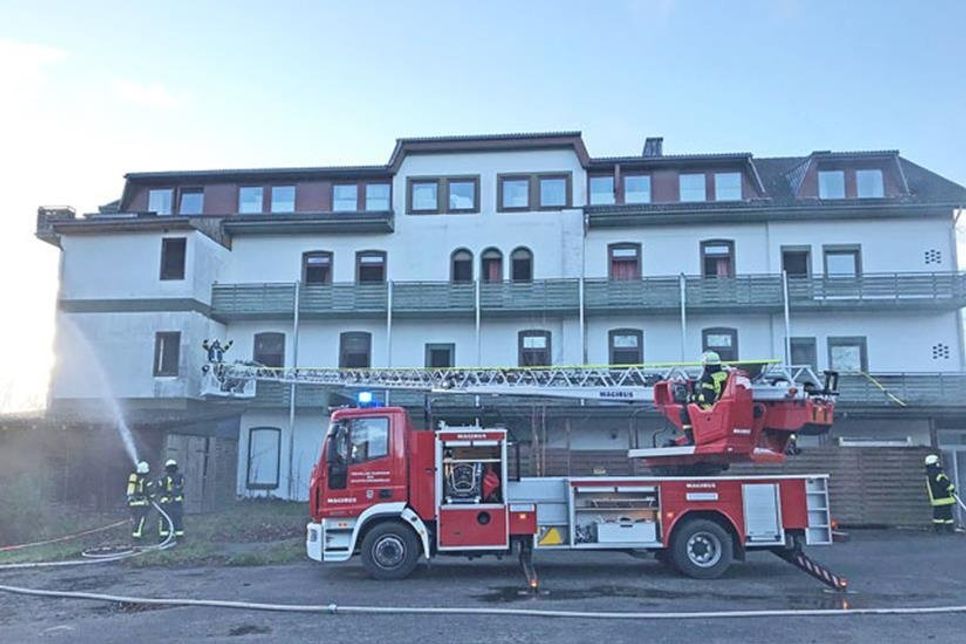 Auch per Drehleiter wurden die Verletzten aus dem ehemaligen Hotel geborgen.