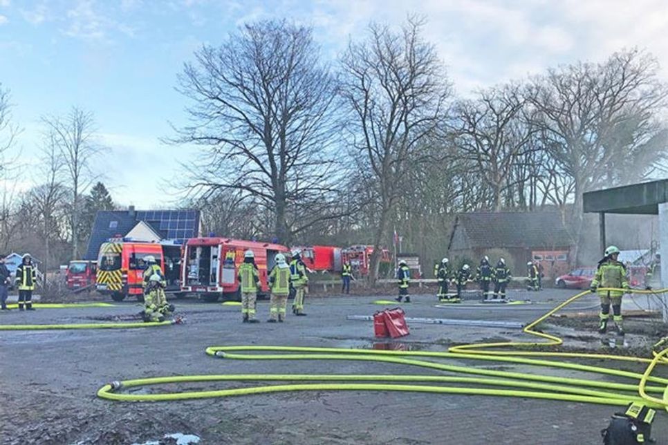 Rund 160 Mitglieder der Ortswehren der Stadt Eutin, der Ortswehr Bad Malente, der Johanniter Unfallhilfe sowie Mitglieder der Ortsverbände des THW Eutin, Neustadt und Plön nahmen an der Einsatzübung teil.