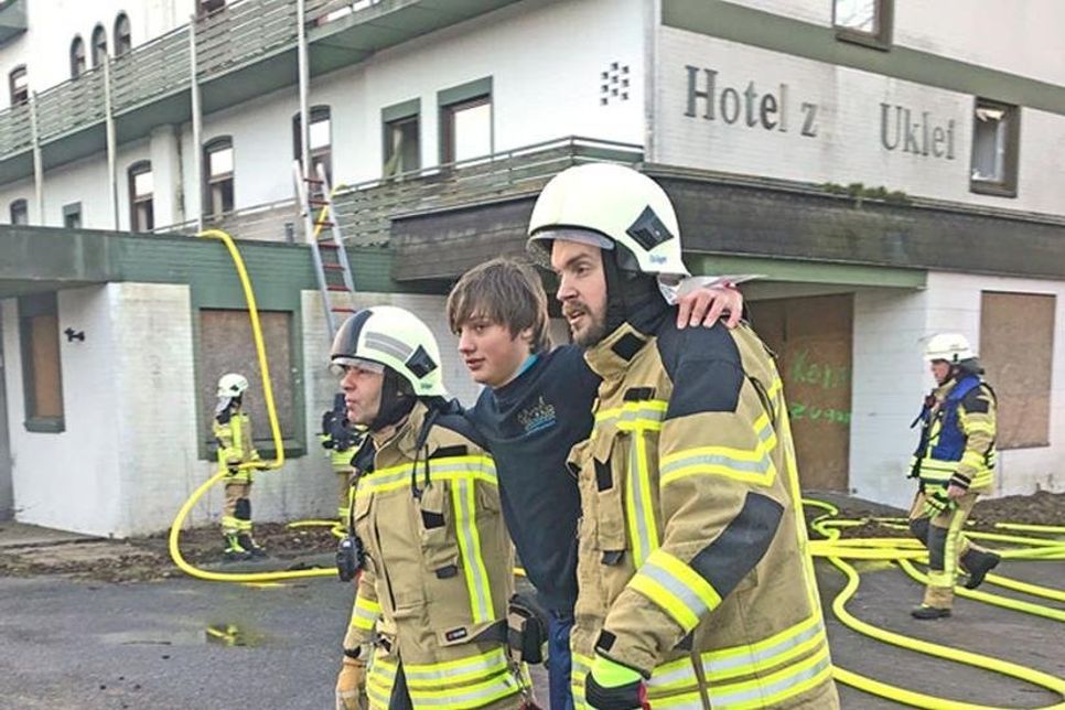 Unter anderem stellten Kollegen von der Jugendfeuerwehr Verletzte dar, die aus dem brennenden Hotel gerettet werden mussten.