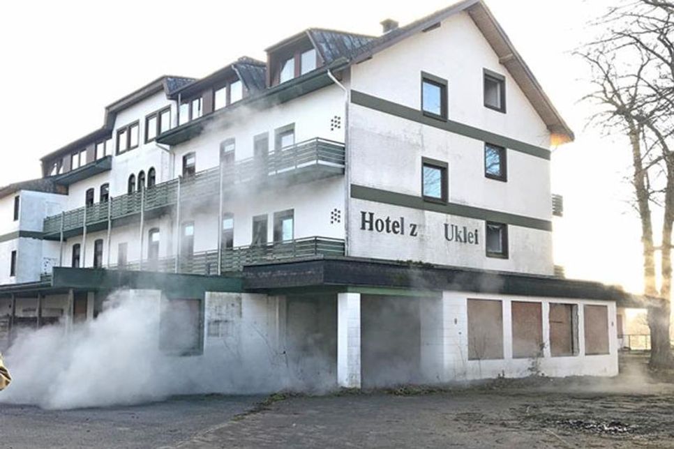 Kurz bevor der Alarm ausgelöst wurde – im ehemaligen „Hotel zum Uklei“ in Sielbeck wurde am 5. Januar 2019 eine Einsatzübung der Feuerwehren Eutin und Malente mit mehreren Explosionen durchgeführt.