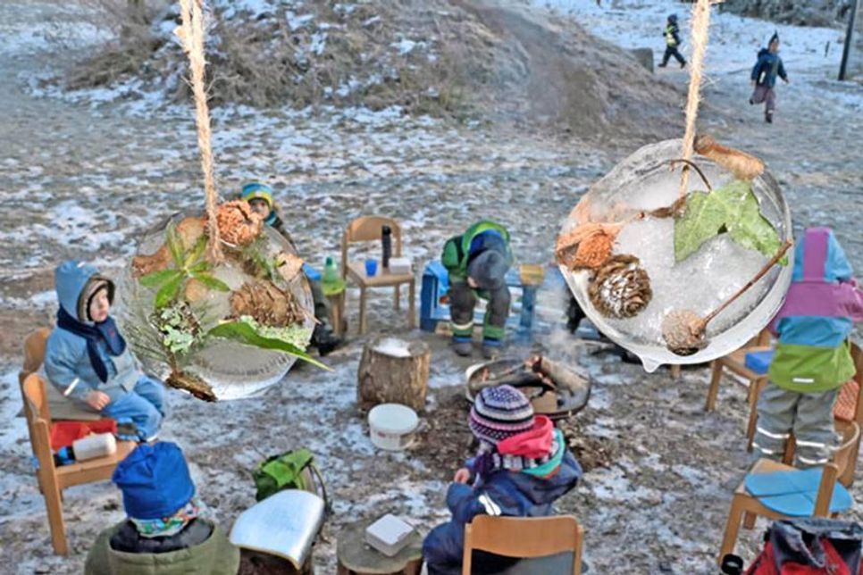 Kreativität im Winter: Eine Girlande aus schmückenden Eisanhängern verziert die Veranda.