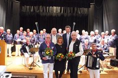 Bürgervorsteher Hans-Joachim Dockweiler und Bürgermeister Andreas Zimmermann (hinten v.l.) mit den Preisträgern Ullrich Groebler, Beate Körner, Wolf-Dieter Klitzing (vorne v.l.), im Hintergrund die „Blau-weissen Jungs“