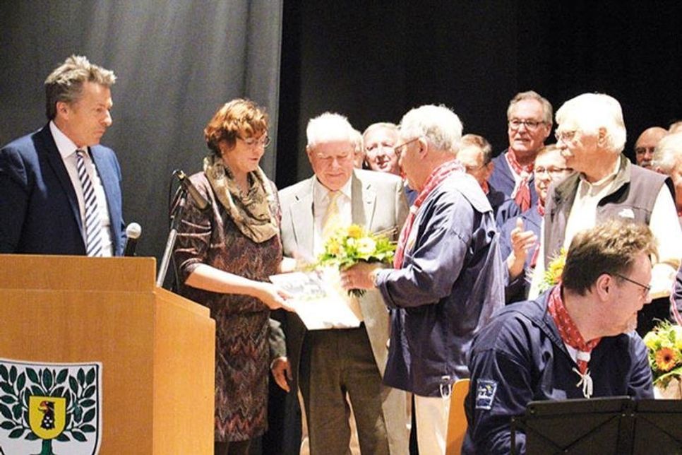 Bürgervorsteher Hans-Joachim Dockweiler übergibt den Ehrenpreis an Ullrich Groebler für den Shantychor „Blau-weisse Jungs“ Ahrensbök.