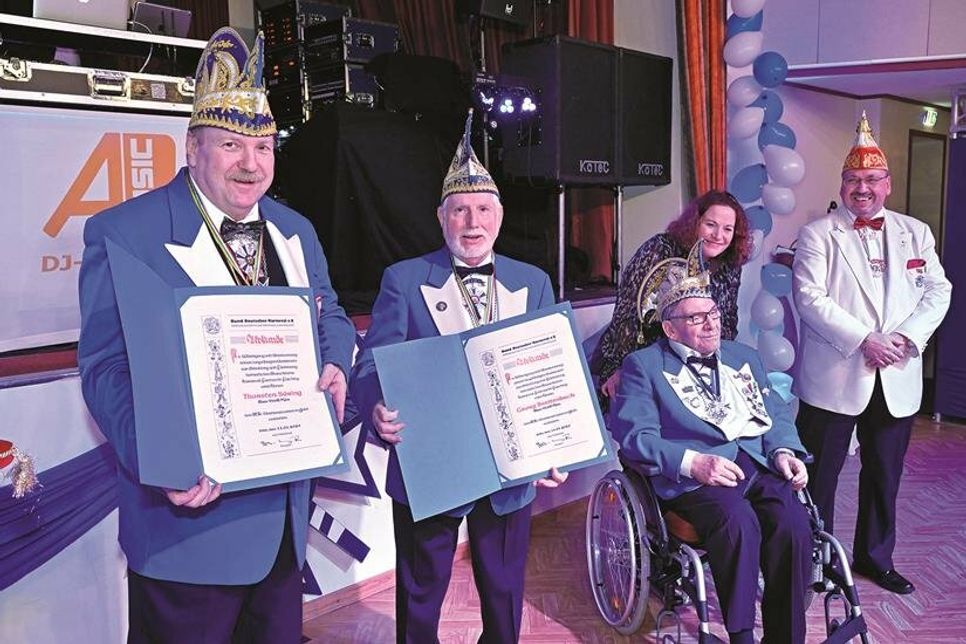 Für langjährige Mitgliedschaft und Engagement in der Karnevalsgesellschaft wurden Tonmeister Thorsten Säring, zuständig für die Musik, und Georg Breitenbach, langjähriges Vorstandsmitglied, mit dem BDK Verdienstorden geehrt (v. l.). Für langjährige Verdienste als Mitglied der Plöner Karnevalsgesellschaft Blau Weiß zeichneten die Jecken ihre Ex-Tollität Wolfgang Stegmaier mit dem BDK Ehrenkreuz des Bundes Deutscher Karneval aus.