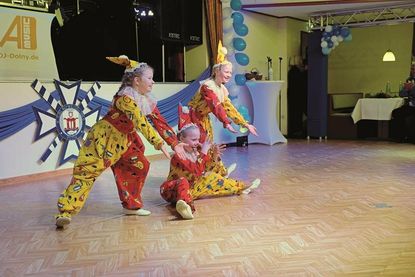 Die Kindergarde  als tänzelnde Clownstruppe