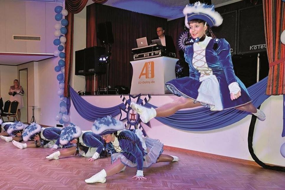 Die Prinzengarde beeindruckte mit sportlich-spektakulärer Choreografie und tänzerischem Können.