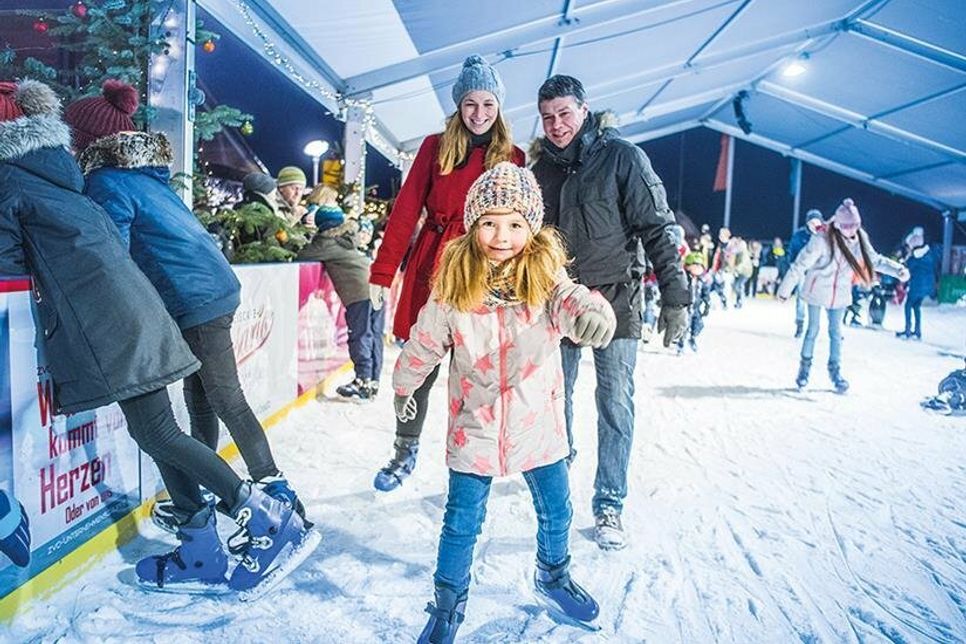 Beim Schlittschuhtreff Scharbeutz im strandnahen Kurpark kann man fleißig Schlittschuhrunden drehen und auch Eisstöcke schieben. Auf dem Foto noch mit echtem Eis.