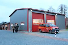Mitten in Grube: das neue Feuerwehrgerätehaus.