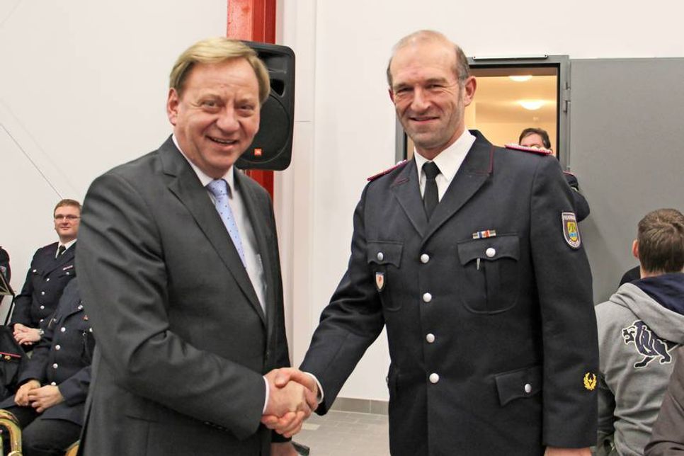 MdB Ingo Gädechens (lks.) mit Gemeindewehrführer Volker Langbehn.
