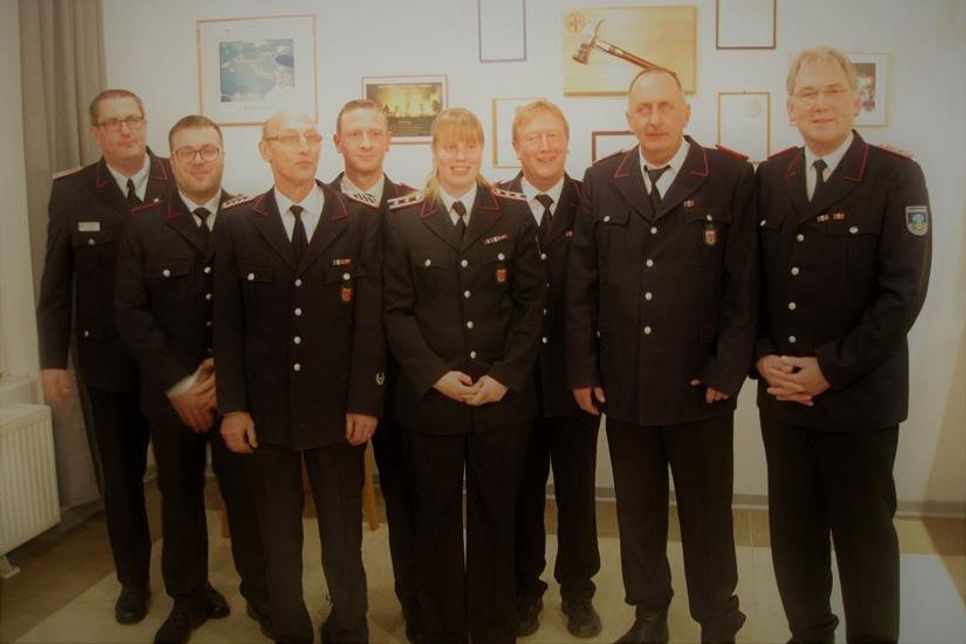Wehrführer Dirk Cordes, Hanno Schultz, Reinhardt Schirmer, Tim Marckmann, Anne Christin Schmidt, Siegfried Marckmann, Jan Cordes, stellvertretender Wehrführer Klaus Berger (v. lks.).