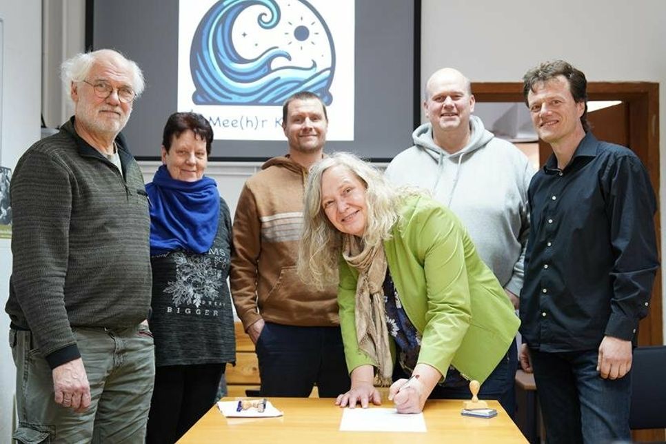 Die Bündnispartnerschaft wurde besiegelt: Edgar Osterndorf (Forum), Ilona Helnrich (Familientreff), Danny Seidel (Kinder- und Jugend-Netzwerk), Maike Hargasser (Schule am Rosengarten), Norbert Mohwinkel (Familientreff) und Andreas Adler (Stadtjugendpflege; v. lks.) haben unterschrieben.