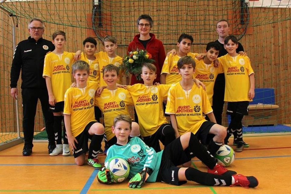 Die Fußballer der E-Jugend freuten sich mit Trainer Thorsten Bibo (lks.) über ihre neuen Trikots und den Besuch von Sponsorin Sigrid Hering.