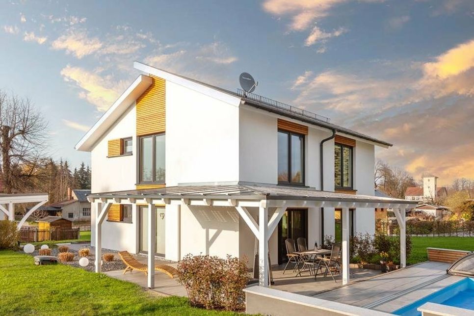 Mehrfacher Nutzen: Ein Solardach für die Terrasse wertet nicht nur den Außenbereich aus, sondern macht dank des erzeugten umweltfreundlichen Stroms unabhängiger von der öffentlichen Versorgung. Foto: DJD/www.solarcarporte.de