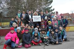 Gewerbeverein-Kassenwart Frank Bienk, Schulleiterin Antje Sagawe sowie Beatrice und Christian Grell (Mitte v. lks.), die bei der Spendenübergabe von der munteren Schülerschaft eingerahmt wurden.